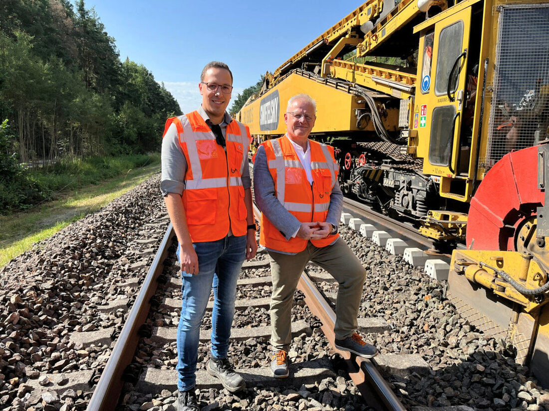 Schwandorf. Oberbürgermeister Andreas Feller informiert sich über die Gleisbauarbeiten zwischen Regensburg und Schwandorf, die die Bahnstrecke bis August 2025 modernisieren sollen. 