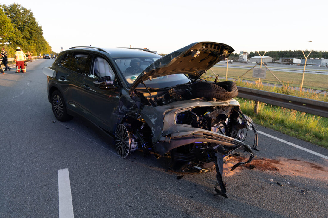 Grafenwöhr. Ein schwerer Verkehrsunfall hat sich am Montagabend gegen 19 Uhr auf der Bundesstraße 299 zwischen Gmünd und Grafenwöhr in Höhe des Militärflugplatzes im Landkreis Neustadt/WN ereignet. Zwei Fahrzeuge prallten dabei heftig zusammen – glücklicherweise blieb es trotz massiver Schäden bei vergleichsweise leichten Verletzungen.