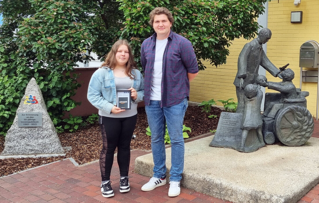 Irchenrieth/Weiden. Nur strahlende Gesichter hat es vor kurzem im Heilpädagogischen Zentrum (HPZ) Irchenrieth gegeben. Was aber auch nicht verwunderte. Immerhin überreichte Felix Beimler, der Vorsitzende der Jugendausbildungsvertretung (JAV), die beiden Preise, die es bei der Ausbildungsmesse 2025 am 22. März in der Max-Reger-Halle in Weiden zu gewinnen gab.