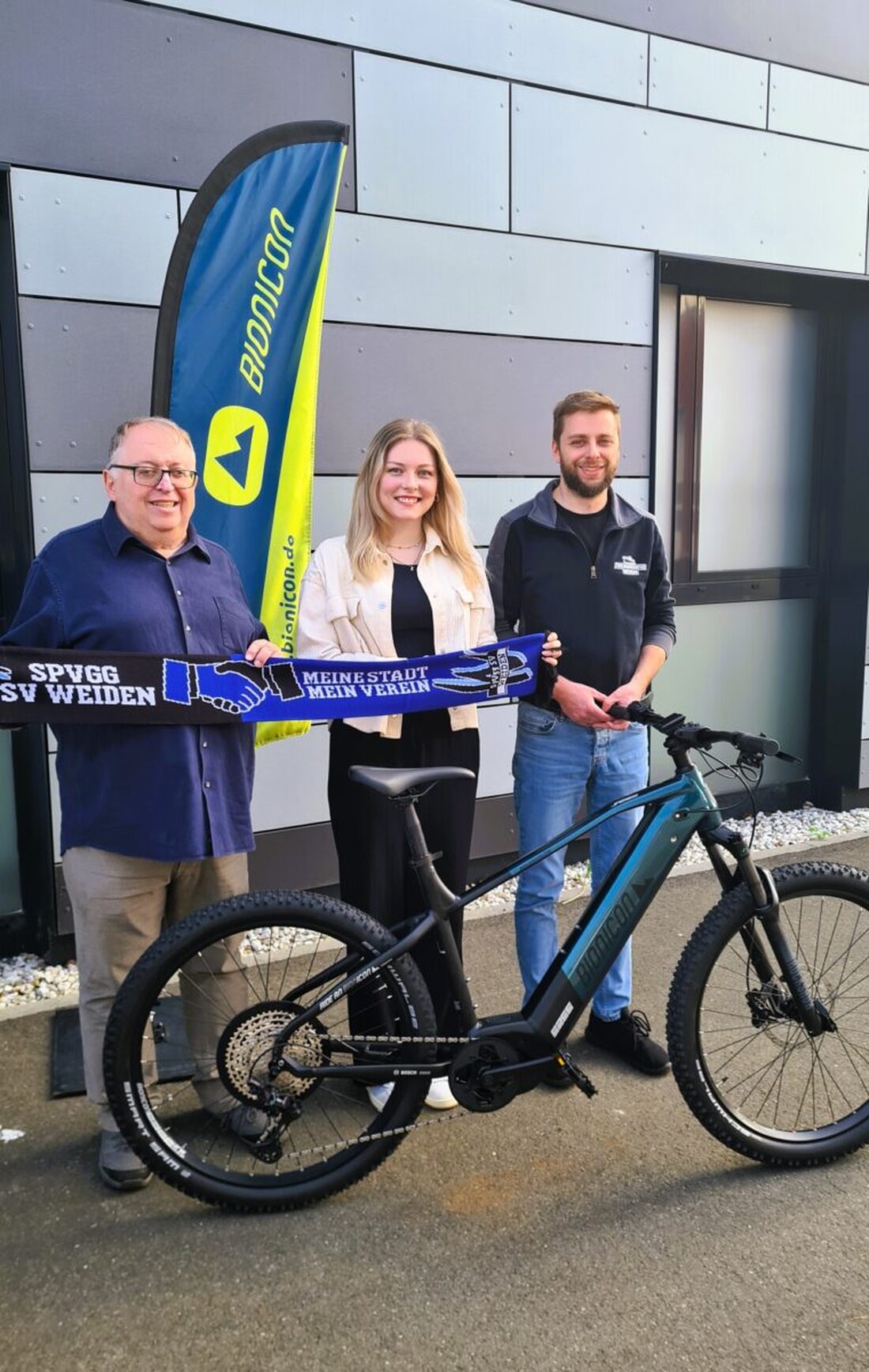 Weiden. Anna Lisa Rasp gewann bei einer Tombola der SpVggSV Weiden ein Mountain-E-Bike im Wert von 3.600 Euro. Die Übergabe fand im Zweiradcenter Weiden kurz vor Ostern statt.