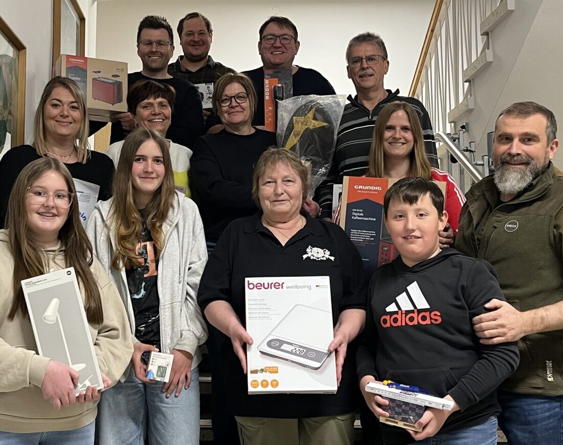 Schlammersdorf. Beim Osterschießen des Schützenvereins lieferten sich 40 Schützen auf zehn Meter ein treffsicheres Kräftemessen mit 160 Treffern aufs Hasenmotiv. Höhepunkt war um 22 Uhr die Tombola, gezogen von einer Glückshexe.