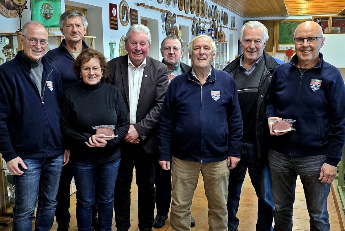 Weiden. Zum zwölften Mal stiftete Stadtrat Hans Forster Preise für das Glücksschießen der Schützengruppe der 7er Kameradschaft und stärkte damit Sport und Gemeinschaft. In vier Gruppen wurde geschossen, niemand ging leer aus.
