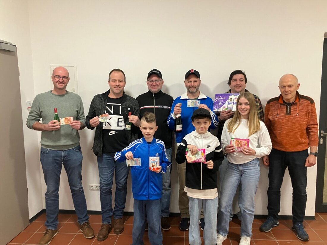 Pressath. Beim Preisneunerln des FC Hirtweiher am 25. Januar füllten viele Gäste das Vereinsheim, Startgeld gab es keines. Tobias Götz verteidigte den Titel, sein Sohn Ben gewann die Kinderwertung; beide glänzten mit Punkten.