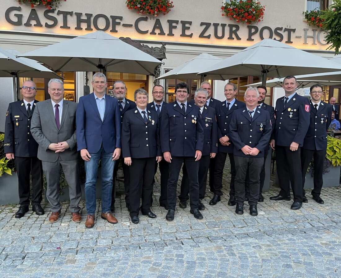 Königstein/Hirschbach. Beim Feuerwehrehrungsabend wurden fünf Feuerwehrleute von Landrat Richard Reisinger für 40 bzw. 50 Jahre Dienst mit dem goldenen Ehrenzeichen ausgezeichnet. Die Ehrung fand im Hotel Gasthof Post in Königstein statt, wo den Aktiven großer Respekt für ihren langjährigen Einsatz gezollt wurde.