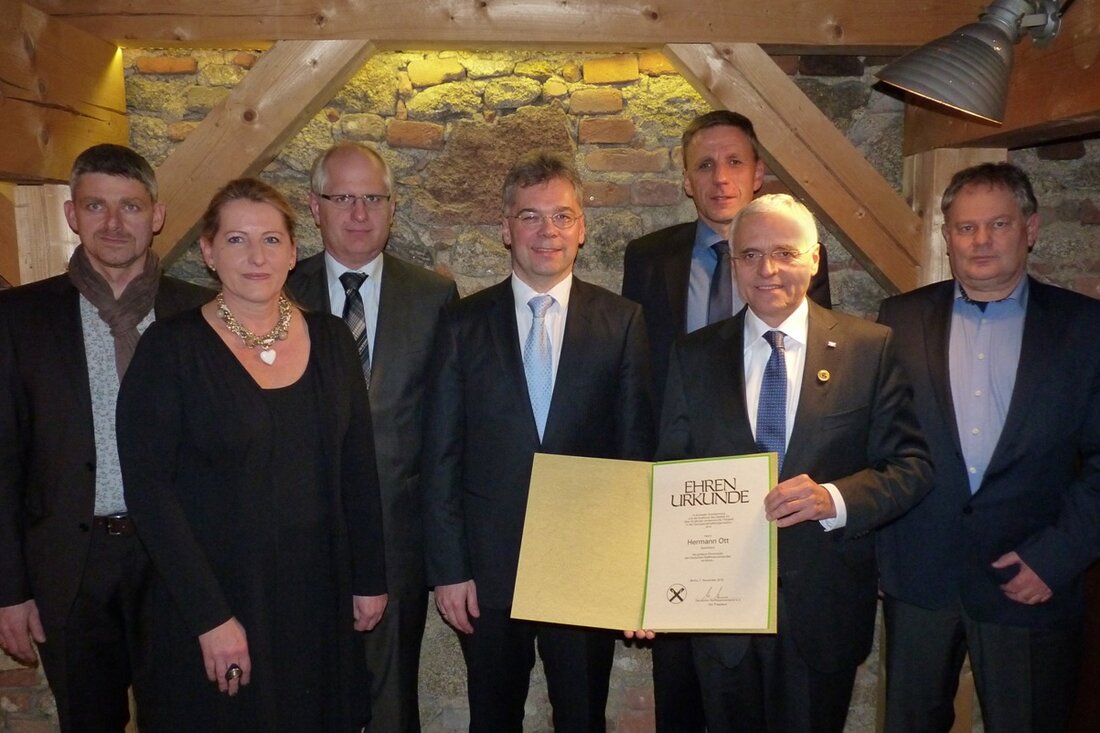 Weiden. Eine besondere Auszeichnung wurde bei der Weihnachtsfeier der Raiffeisenbank Weiden eG im Schafferhof in Neuhaus Vorstandssprecher Hermann Ott zuteil. Der Vorstand des Genossenschaftsverbandes Bayern, Dr. Alexander Büchel, überreichte ihm [&hellip;]