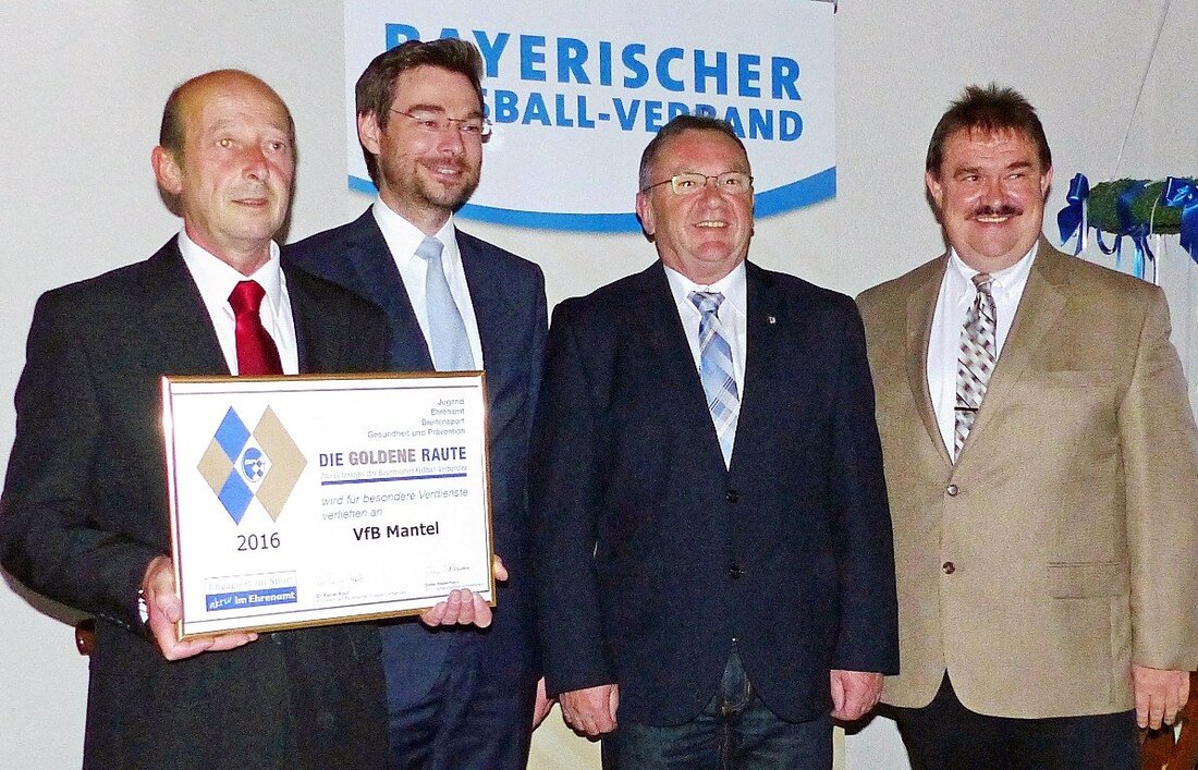 Mantel. Zum 90-jährigen Gründungsfest freut sich der VfB Mantel über eine nicht alltägliche Auszeichnung: Karl Bauer, Kreisehrenamtsbeauftragter des Fußball-Kreises Amberg/Weiden, überreichte dem Verein die Goldene Raute in Wiederholung. Die Auszeichnung des [&hellip;]