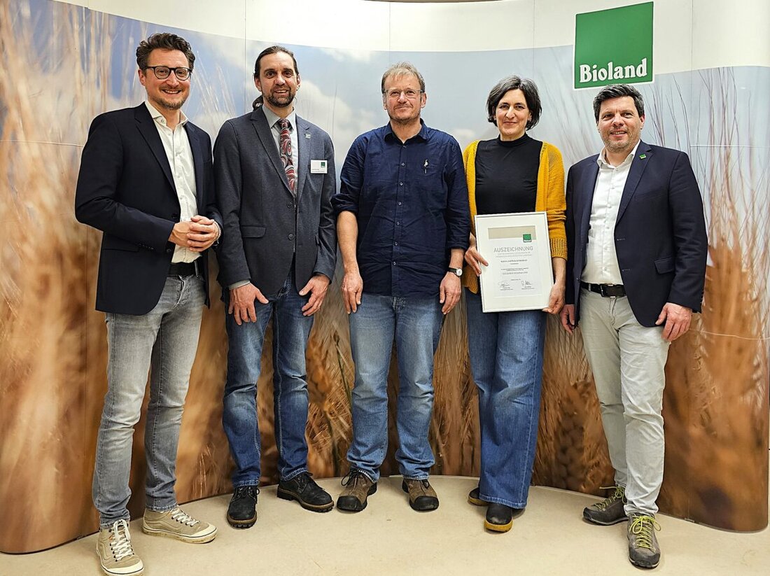 Birgland. Roland Heldrich erhielt den "Goldenen Regenwurm 2025" für seine Leistungen in der ökologischen Landwirtschaft und innovative Ansätze zur Förderung der Artenvielfalt.