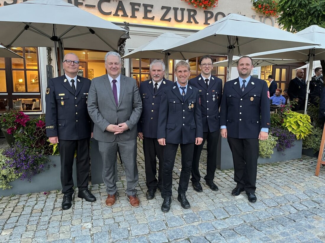 Königstein/Etzelwang. Dieter Bielesch erhielt das Ehrenzeichen in Gold des Freistaats Bayern für 40 Jahre Dienst bei der Feuerwehr Etzelwang. Landrat Richard Reisinger und weitere gratulierten beim Feuerwehrehrungsabend.
