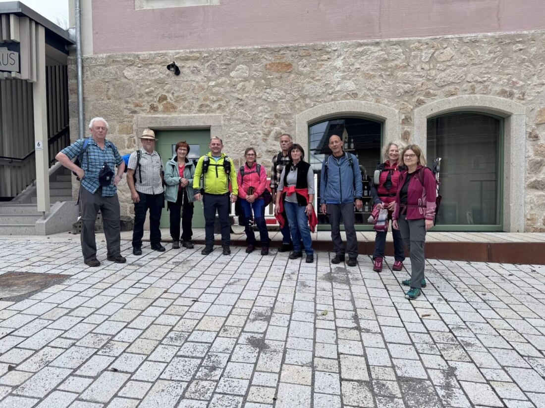 Georgenberg. Zehn Wanderfreunde wanderten die verkürzte achte Goldsteig-Etappe über 19 Kilometer von Hof bei Oberviechtach über Kulz nach Thanstein und kehrten anschließend in Lind ein.