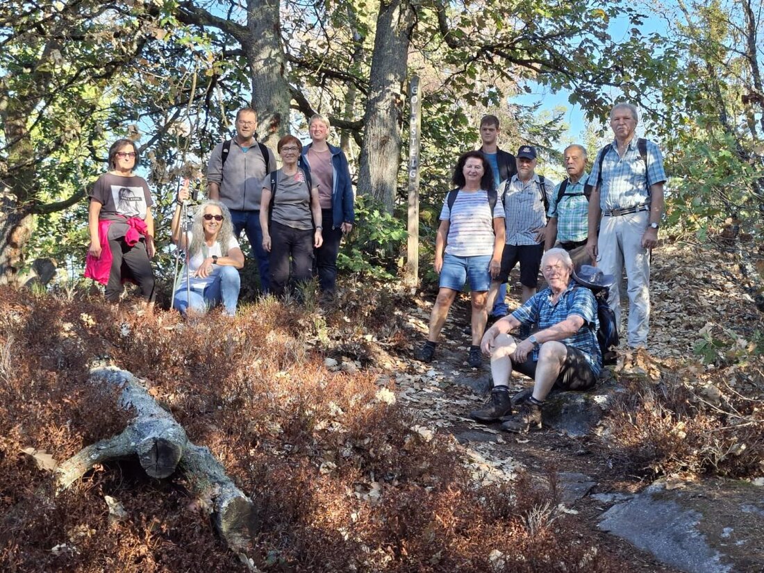 Georgenberg. Die Herbstwanderung des Oberpfälzer Waldvereins führte am 6. September zwölf Teilnehmende per Auto nach Thanstein. Auf dem Goldsteig begeisterten der Aufstieg zur Steinernen Wand und weite Ausblicke.