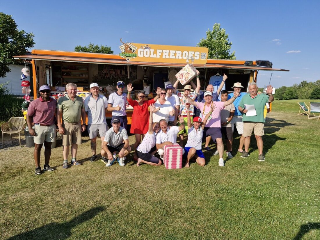 Schmidmühlen. Ein Golfwochenende begeistert: Beim Turnier Golfheroes vs. Golfgott traf Party auf Hitzeschlacht, Freundschaft auf Wettkampf. Am Ende gab es neue Helden, große Emotionen und einen Golfgott als Ehrenmitglied.