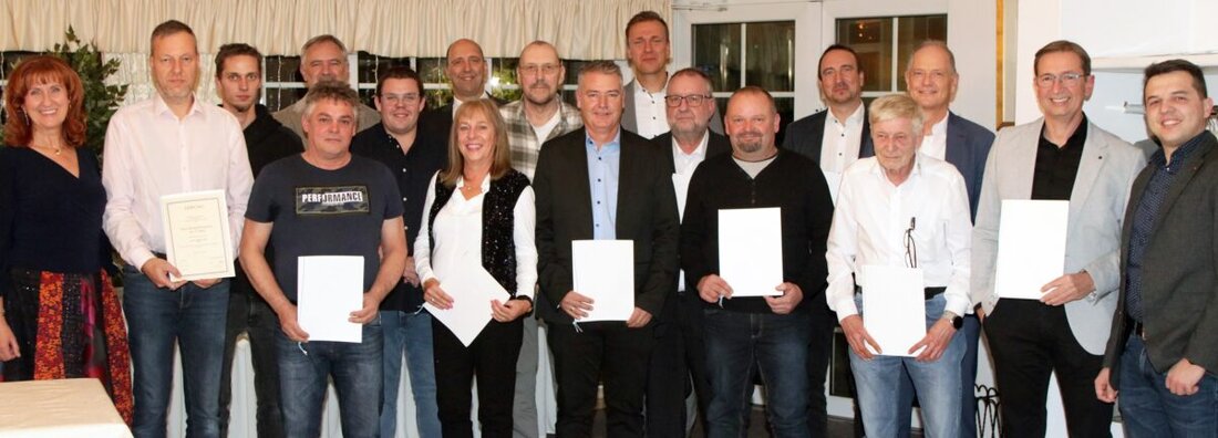 Weiden. Die Harald Gollwitzer GmbH zeichnet bei einem Ehrenabend langjährige Mitarbeitende aus, darunter Hans Götz für 45 Jahre Treue. Das Unternehmen, welches 2025 sein 70-jähriges Bestehen feiert, würdigt insgesamt 13 Mitarbeitende für 315 Jahre gemeinsame Arbeitsleistung.