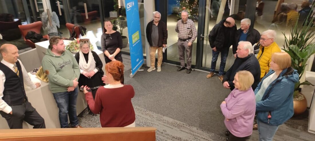 Die Firma Gollwitzer in Floß präsentierte ihr neues Bürogebäude mit modernen Arbeitsbedingungen und wird von der nächsten Generation der Familie fortgeführt. Mit 120 Mitarbeitern ist sie ein wichtiger Arbeitgeber in der Region, spezialisiert auf Spezialtiefbau.