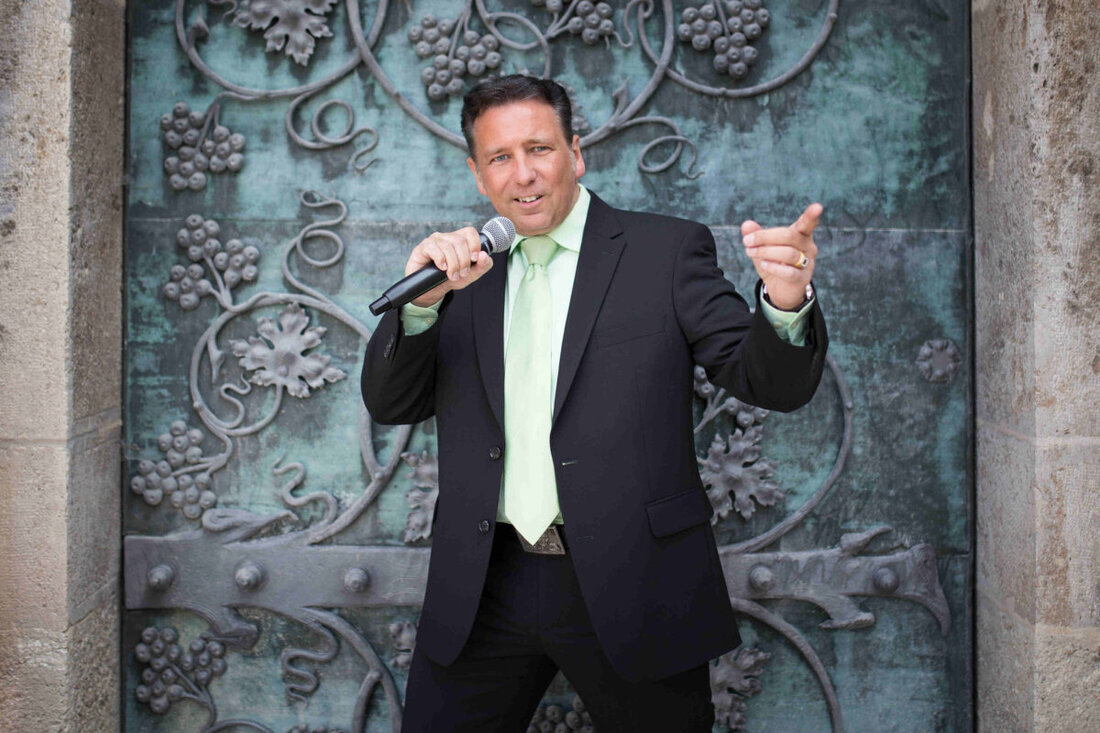 Grafenwöhr. Am 25. April 2026 gibt Reiner Kowalski als Solist ein Gospel-Konzert in der Pfarrkirche Mariä Himmelfahrt; Beginn 20 Uhr, Einlass ab 19.30 Uhr. Tickets kosten 15 Euro im Vorverkauf, auch an der Abendkasse.