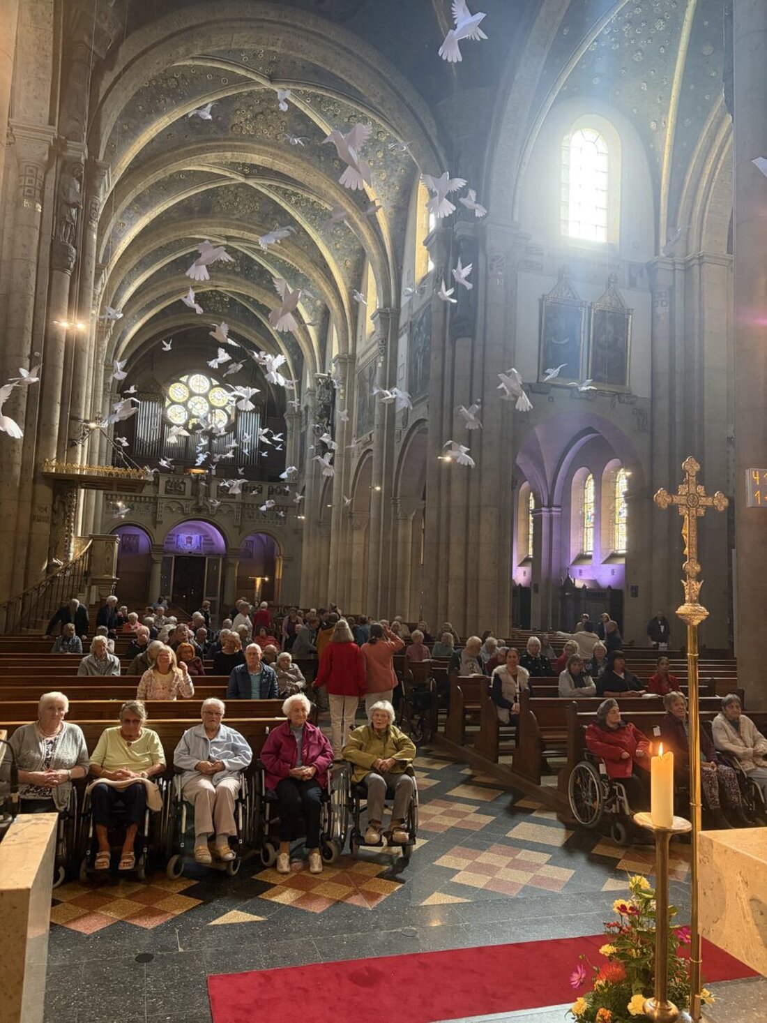 Weiden. Einen besonderen Nachmittag erlebten 20 Bewohner des BRK-Seniorenheims bei einem Gottesdienst zur Krankensalbung in der Pfarrkirche St. Josef. Mit dem Fahrdienst des BRK wurden die Seniorinnen und Senioren zur Feier in die gut besuchte Josefskirche gebracht.