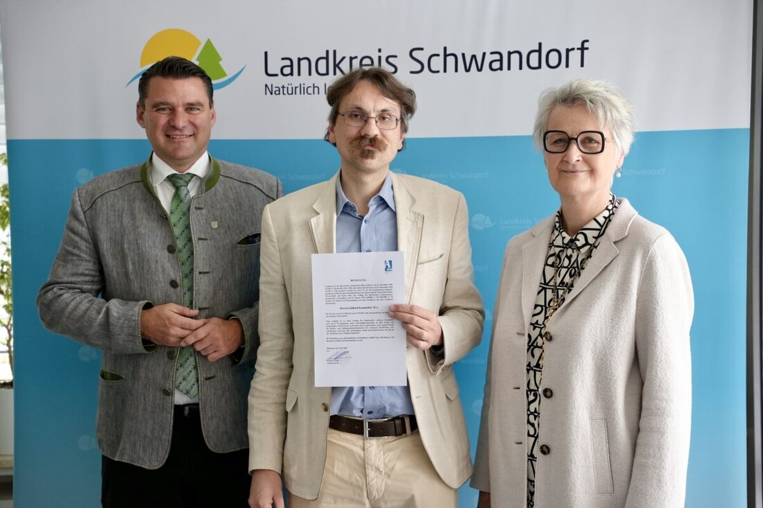 Schwandorf. Der Nabburger Archivar Gotthard Kemmether bleibt ehrenamtlicher Kreisarchivpfleger für den nördlichen Sprengel. Die Urkunde übergaben Dr. Maria Sagstetter und Landrat Thomas Ebeling, die Amtszeit läuft fünf Jahre.