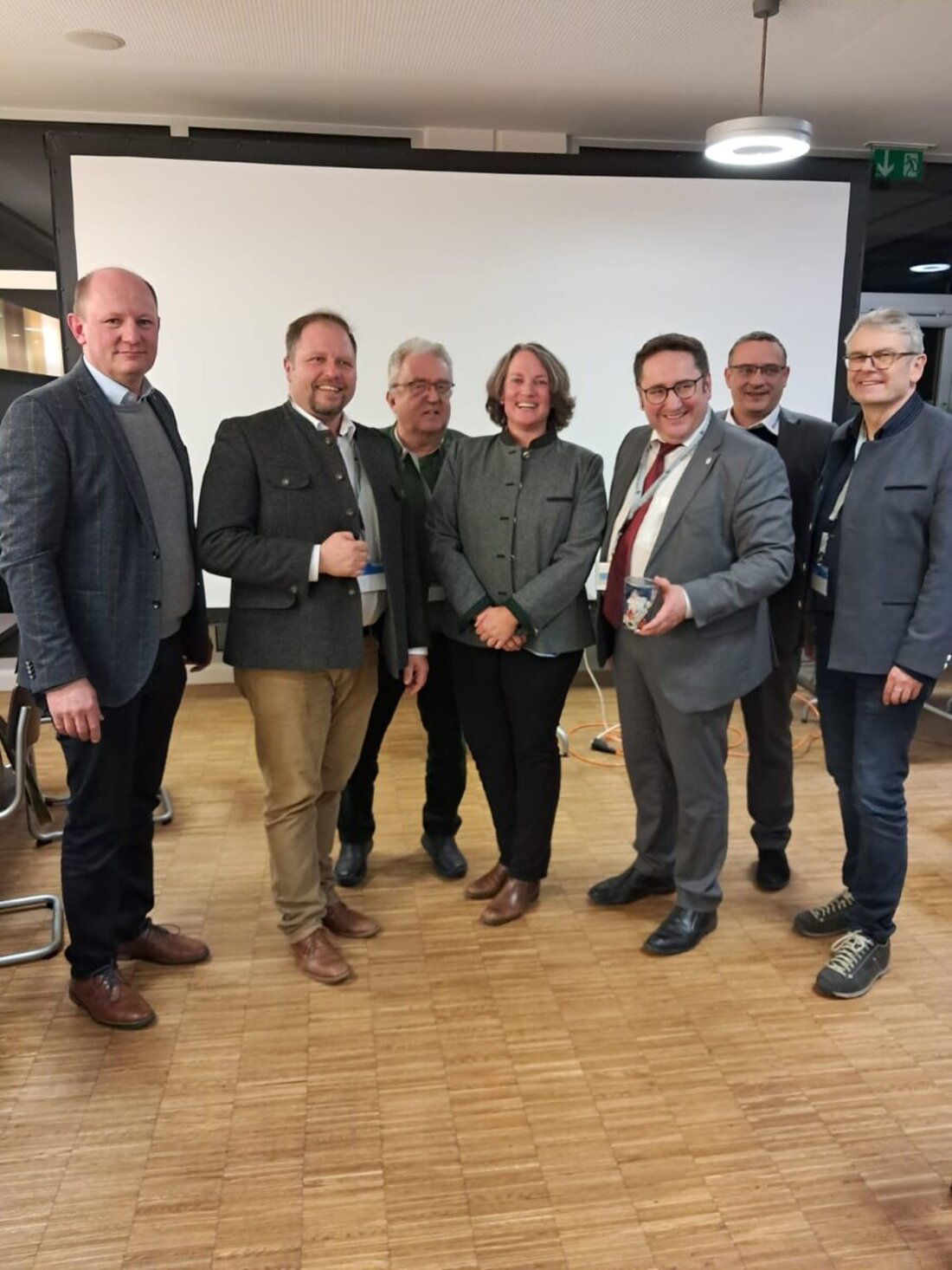 Wiesau. Wirtschaftsstaatssekretär Tobias Gotthardt diskutierte bei SCHERDEL Wiesauplast mit Unternehmern über wirtschaftliche Herausforderungen und Chancen.