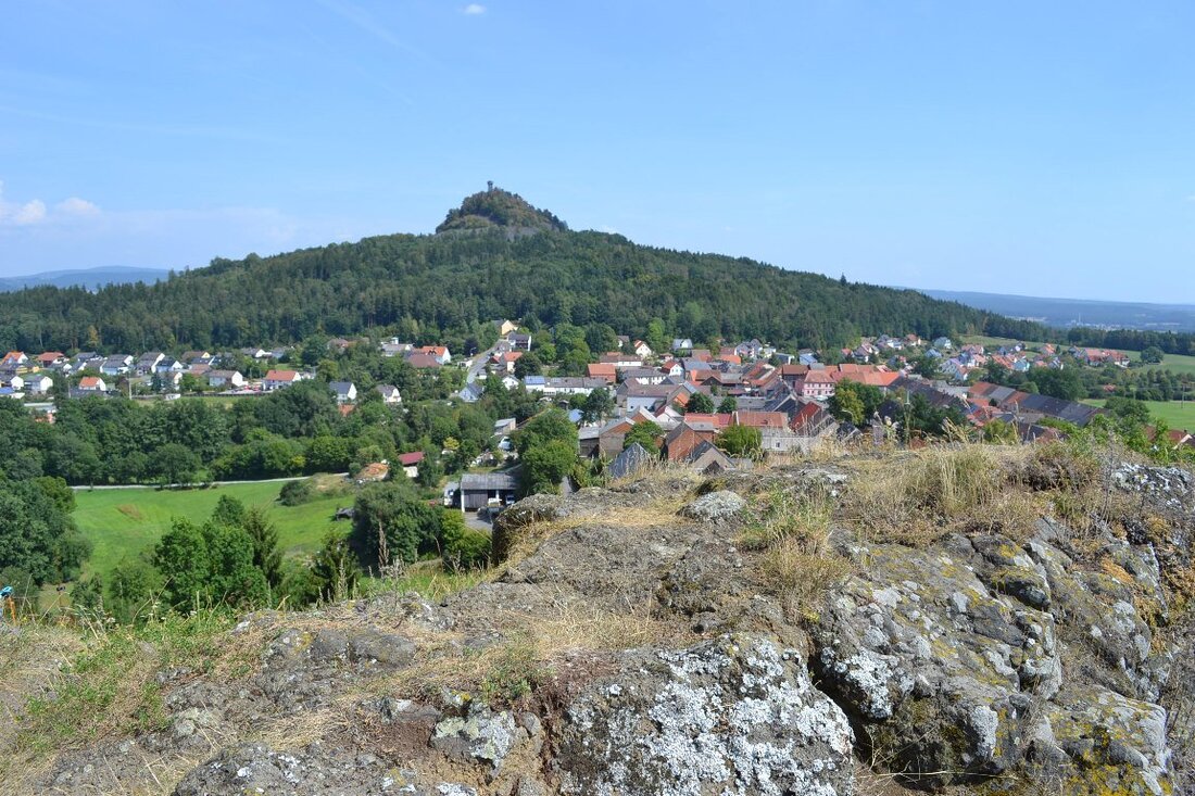 Neustadt/Kulm. Ein Unbekannter in Neustadt am Kulm hat mehrere Kanaldeckel vor dem Feuerwehrhaus ausgehoben. Die Polizei ermittelt wegen gefährlichen Eingriffs in den Straßenverkehr.  Ein Passant hat Freitagmorgen die Polizei Eschenbach [&hellip;]
