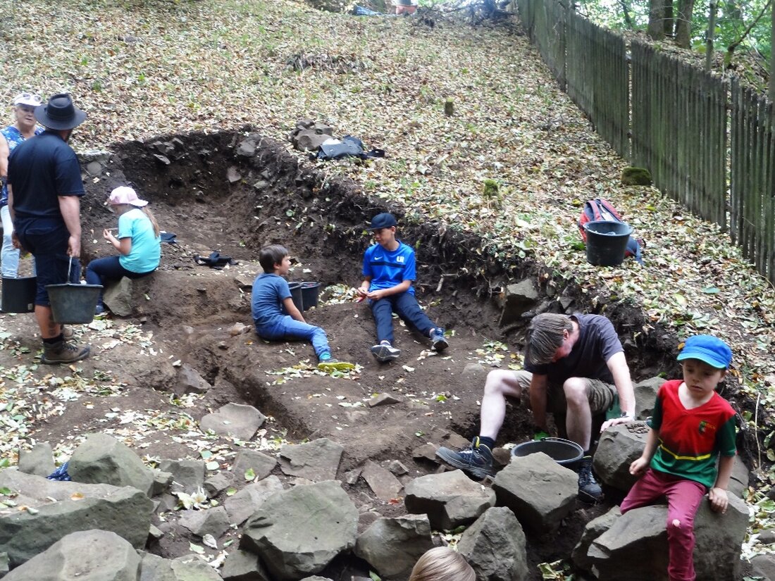Neustadt/Kulm. Kleine und große Archäologen graben wieder am Rauhen Kulm und hoffen auf neue großartige Funde. Seit 15 Jahren leitet Dr. Hans Losert die archäologischen Funde.  Von Udo Fürst Konzentriert wühlt [&hellip;]