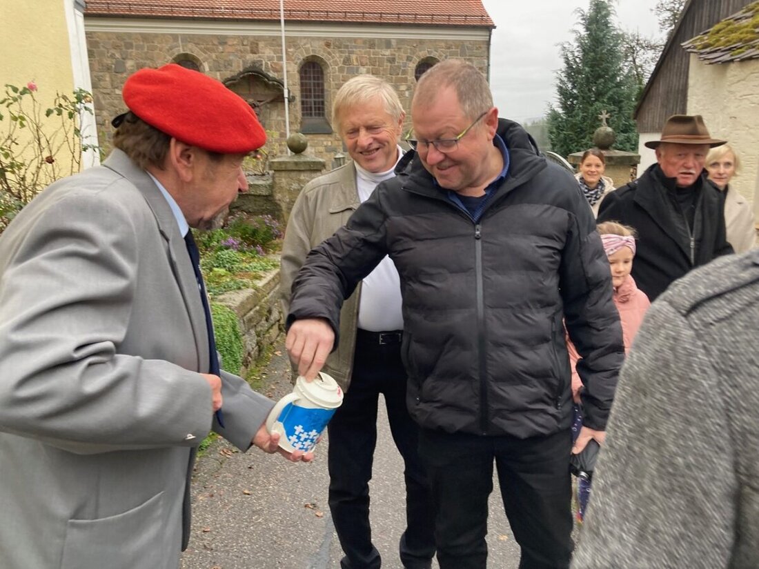Döllnitz. Erstmals fand die Gräbersegnung am Allerseelentag statt, die Kirche St. Jakob war voll. Seit 32 Jahren sammelt Walter Imbs nach der Messe für Kriegsgräber und übergibt den Erlös an den Volksbund.