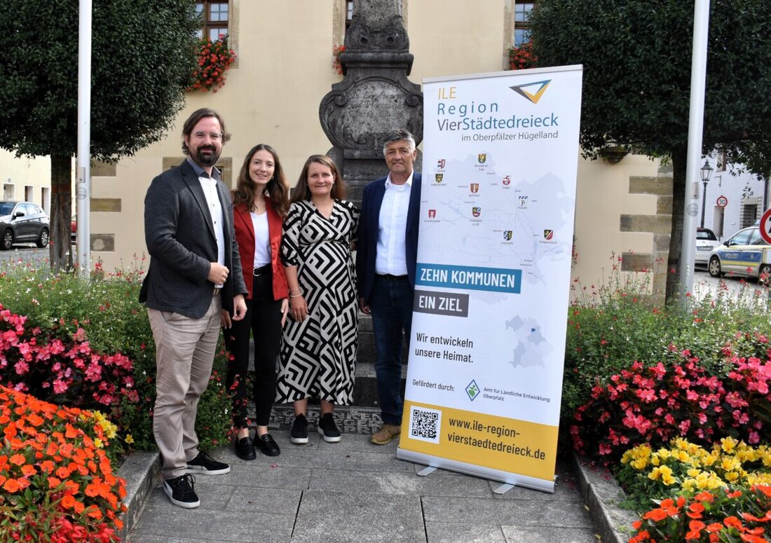 Grafenwöhr. In Koslowskis Elternzeit unterstützt die CIMA die ILE VierStädtedreieck, Marion Nothelfer und Christoph Hübner vertreten und Vorsitzender Edgar Knobloch dankt und begrüßt.