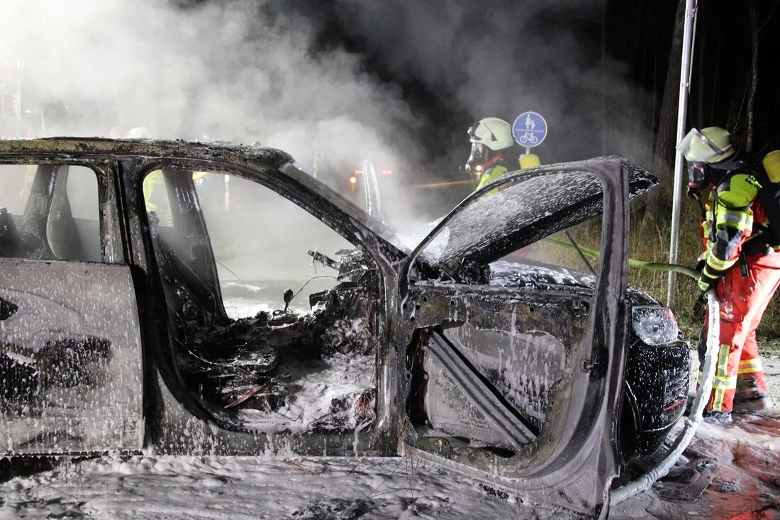 Grafenwöhr. Fahrzeugbrand zwischen Grafenwöhr und Pressath: Am Sonntagabend geriet während einer Fahrt auf der B299 ein SUV in Brand. Der Fahrer (39) konnte sein Auto rechtzeitig verlassen. Die Freiwillige Feuerwehr [&hellip;]