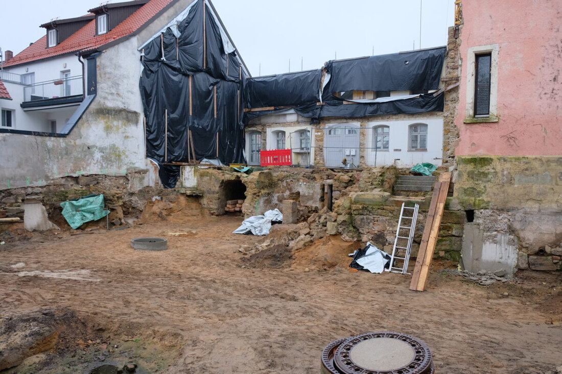 Grafenwöhr. In Grafenwöhr erforschen Experten der Denkmalpflege die reiche Ortsgeschichte, dabei entdecken sie viele archäologische Schätze. Zusätzlich plant die Stadt einen neuen Mobilfunkmast im Norden, um die Kommunikationskapazitäten zu verbessern.