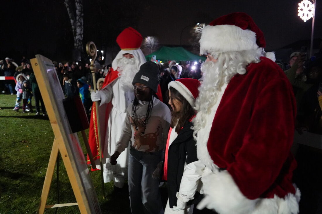 Grafenwöhr. Zahlreiche Besucher kamen zur weihnachtlichen Tree Lighting Ceremony, begleitet von Glühweinduft und Liedern. Erstmals fand auch ein Weihnachtsmarkt statt, und Santa Claus sowie Bischof Nikolaus verteilten Geschenke an Kinder.