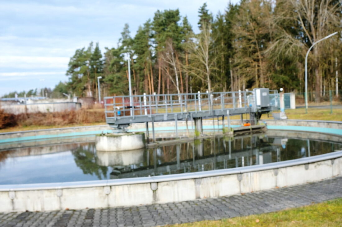 Grafenwöhr. Die Stadtwerke streben eine neue wasserrechtliche Erlaubnis für die Einleitung städtischen Abwassers bis Ende 2025 an, wobei die Kläranlage die geforderten Ablaufwerte erfüllen kann. Zusätzlich erfolgt ein Flächenzuwachs von 410 Quadratmetern für die Stadt. Stadträtin Conny Spitaler kündigt ihren Rücktritt an.
