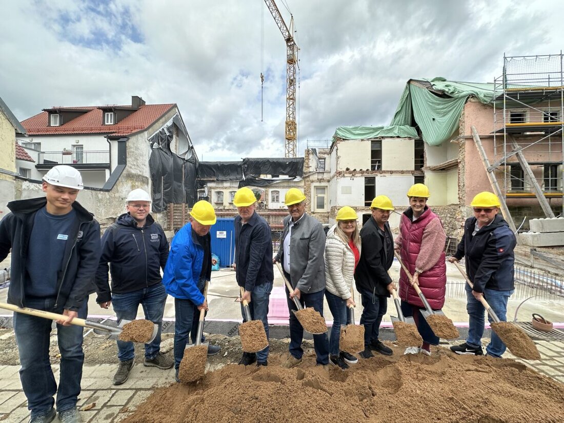 Grafenwöhr. Nach Spezial-Tiefbau ist die Bodenplatte fürs neue Verwaltungsgebäude am Marktplatz fertig, der Hochbau startet, Rohbau bis Juni 2026 und Fertigstellung Mitte 2027.