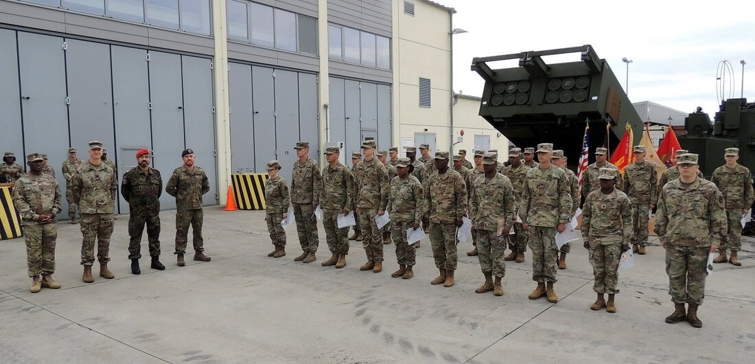 Grafenwöhr. Ein begehrtes Abzeichen bei amerikanischen Soldaten ist die Schützenschnur der Bundeswehr. Im Zeichen der Deutsch-Amerikanischen Zusammenarbeit führte die Truppenübungsplatzkommandantur im Sommer zwei Schießtage zur Abnahme des Abzeichens durch. Jetzt [&hellip;]