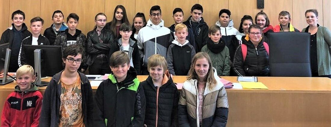 Grafenwöhr/Weiden. Wie fällt die Strafe aus, wenn man jemand anderen verletzt oder beleidigt? Das erfuhren die Siebtklässler der Mittelschule Grafenwöhr bei ihrem Schulbesuch im Amtsgericht Weiden. Von Renate Gradl Gerichtsverhandlung [&hellip;]