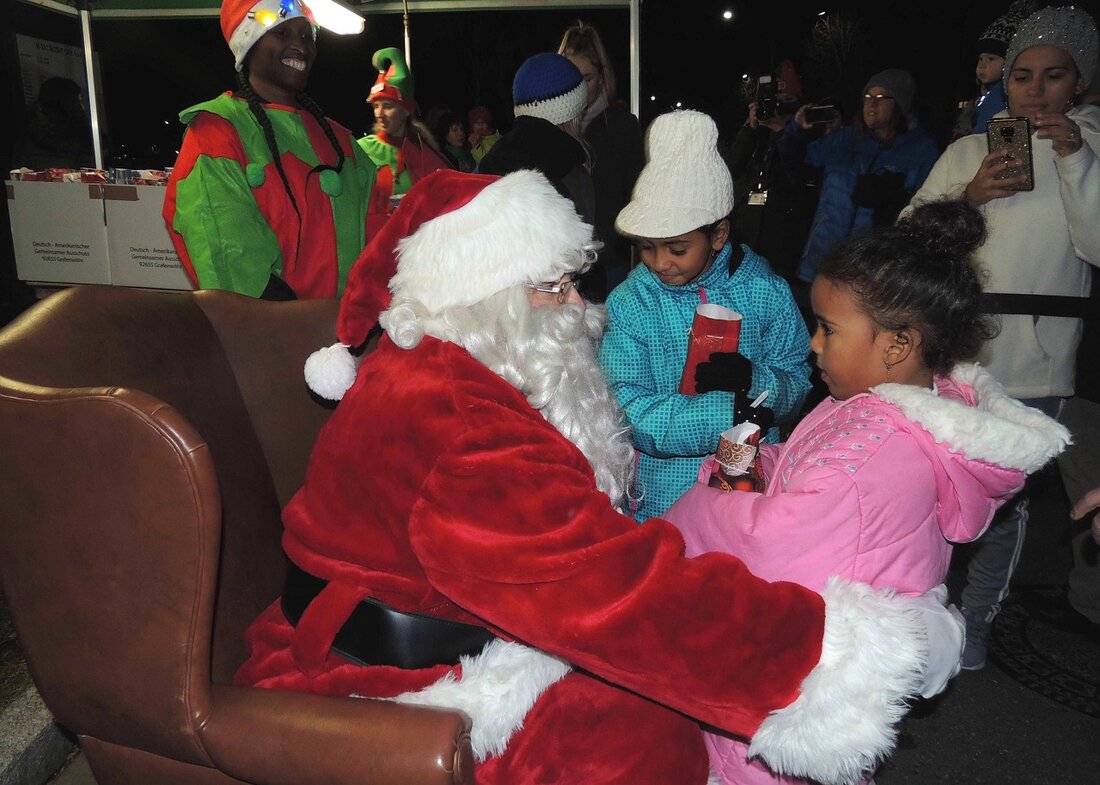 Grafenwöhr. Die schönste Zeit des Jahres gemeinsam beginnen: Dazu rief Oberst Adam Boyd auf. Der Heilige Nikolaus und Santa Claus entzündeten mit über 300 Gästen bei der feierlichen “Tree Lighting [&hellip;]