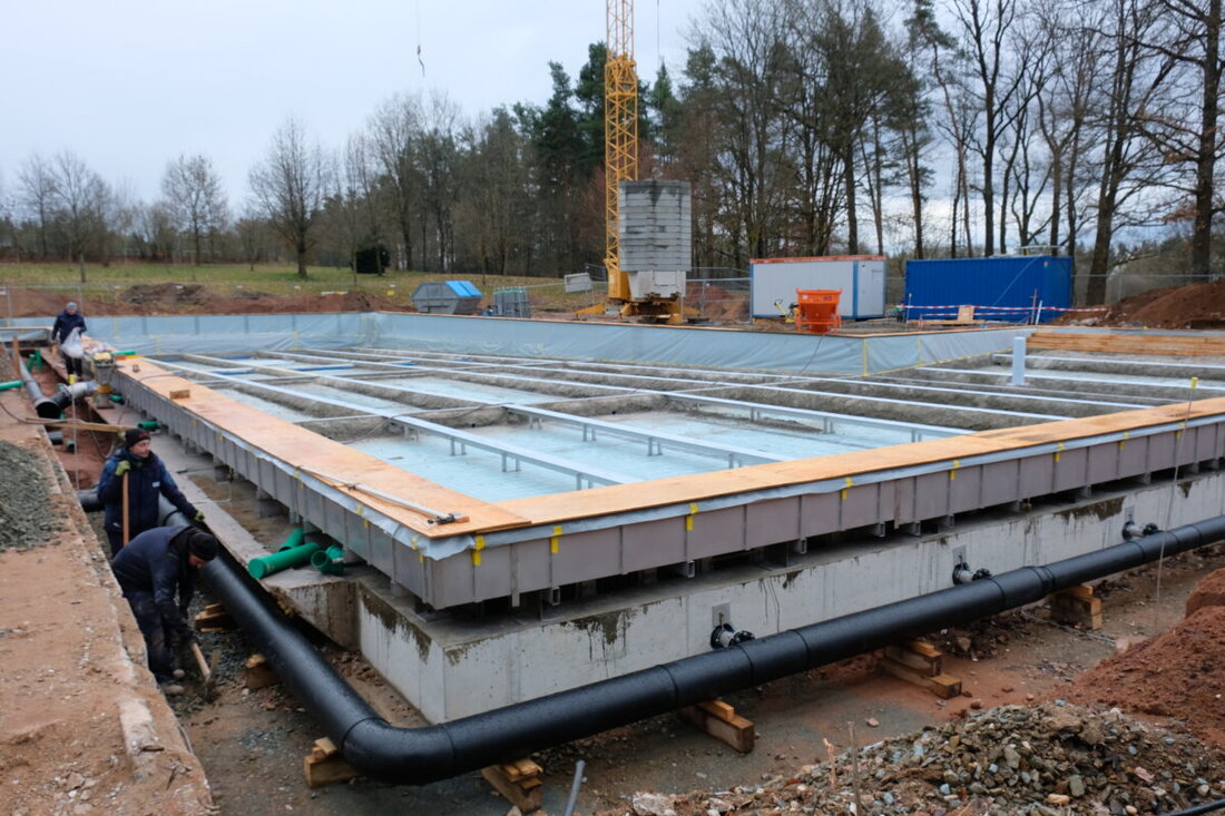 Grafenwöhr. Die Wiedereröffnung des Grafenwöhrer Waldbades ist für Ende Juni 2025 geplant, mit zahlreichen Baufortschritten und hohen Erwartungen der Bürger. Sanierungsarbeiten umfassen neben den Schwimmbecken auch den Sanitärbereich und attraktive Umgestaltungen im Stadtbild.