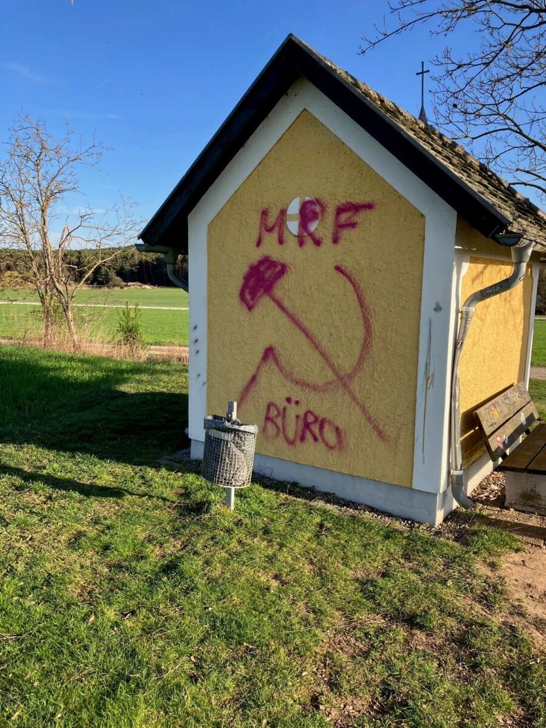 Schwandorf. Eine Kapelle wurde am 12. April mit Graffiti beschmiert.