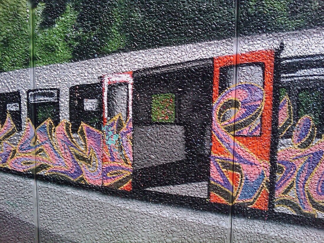 Kemnath. Unbekannte Täter haben einen Eisenbahnwaggon mit blauer und schwarzer Farbe besprüht. Vermutlich handelt es sich bei den Tätern um Eishockey-Fans. Am Wochenende, zwischen Freitag und Montag, haben – wie sich [&hellip;]