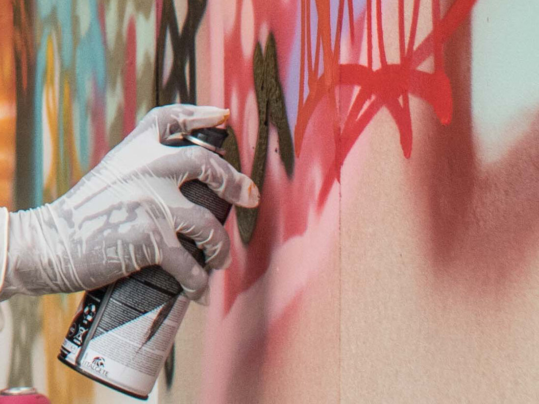 Schwandorf. Ermittlungserfolg für die Polizei: Vergangene Woche kam es in Schwandorf zu Sachbeschädigungen durch Graffiti, indem politisch motivierte Schriftzüge an mehreren Gebäuden hinterlassen wurden.