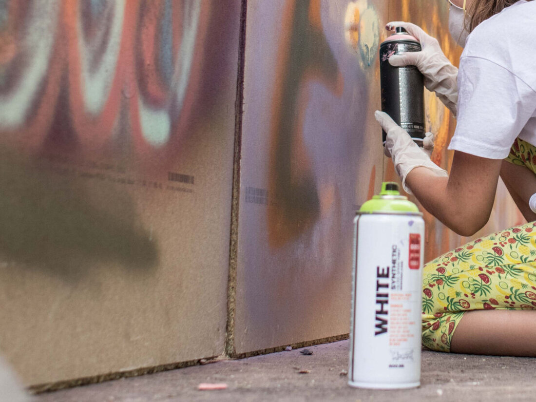 Neunburg vorm Wald. Unbekannte besprühten am Wochenende Verteilerkästen und Trafostationen mit Graffiti. Der Schaden liegt im Tausenderbereich. Die Polizei bittet um Zeugenhinweise.