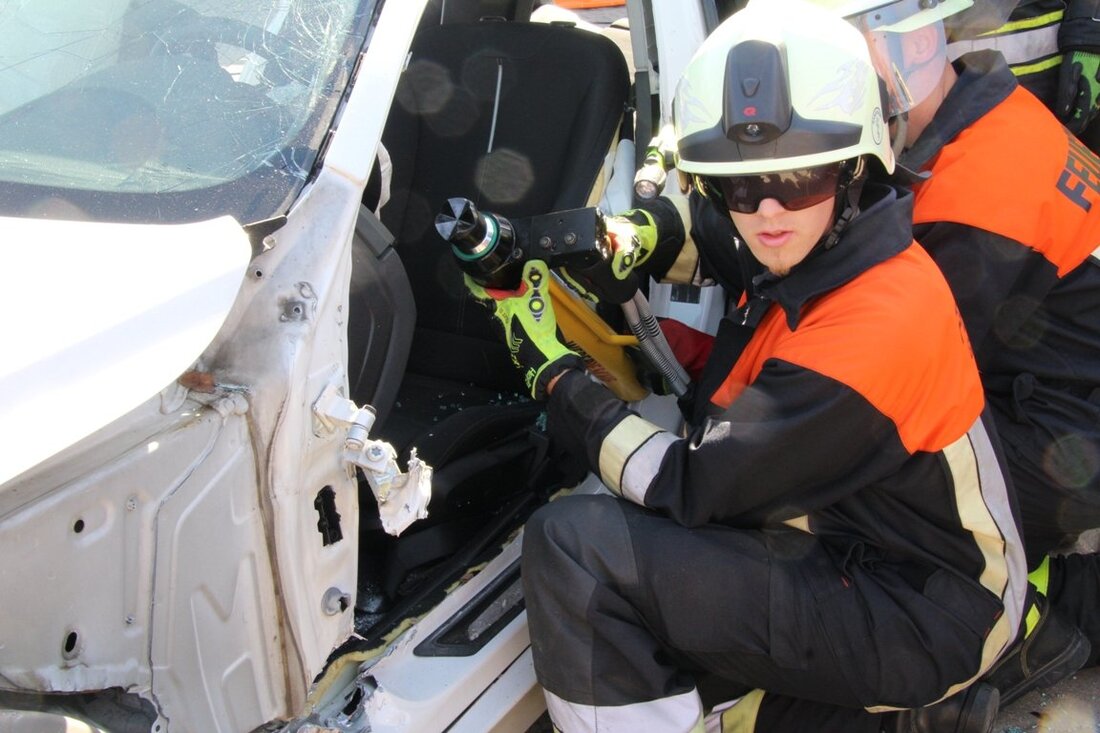 Pressath. Die Sicherheitsvorkehrungen neuer Autos werden immer besser ausgebaut. Sie sollen Insassen vor schweren Verletzungen bei einem Verkehrsunfall schützen. Was aber passiert im Fall eines Unfalls? Spezielle Schulungen sollen Einsatzkräfte vorbereiten, [&hellip;]