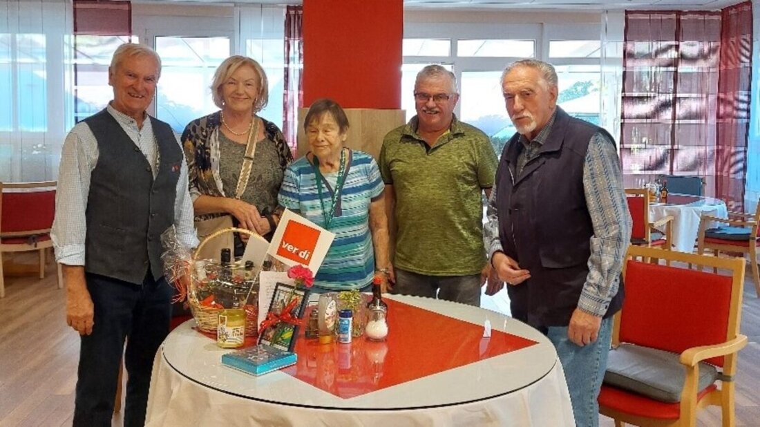 Weiden. Ulla Albert, seit Jahrzehnten vielseitig sozial engagiert, hat im AWO-Seniorenheim Franz Zebisch ihren 85. Geburtstag gefeiert. Weggefährten und Vertreter von Ver.di, SPD und AWO gratulierten.