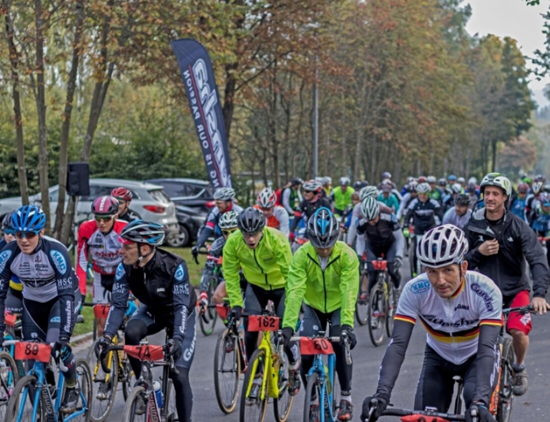 Schwarzenbach. Am 26. April 2026 lädt Gunsha Bikes zum dritten Gravel Day an der Halle ein. Drei Routen über 47, 78 und 105 km durchs Stiftland und den Český les; Teilnahme kostenlos, Anmeldung nötig, maximal 100 Fahrer.
