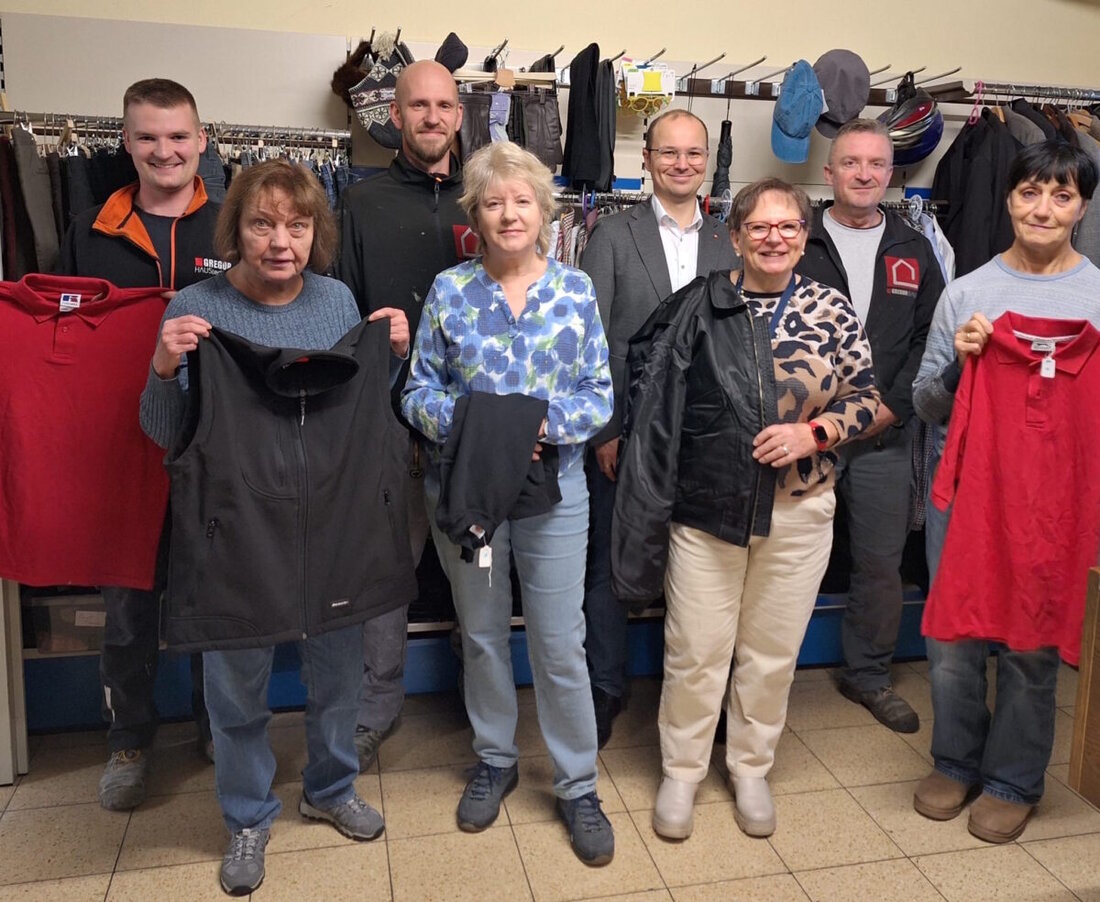 Weiden. Gregor Bau zeigt Engagement: Geschäftsführer Klaus Gregor und seine Söhne spenden der Caritas-Kleiderkammer zwölf Kisten neue Kleidung im Wert von 3.000 Euro. Der Erlös unterstützt Projekte in Weiden und Neustadt/WN.