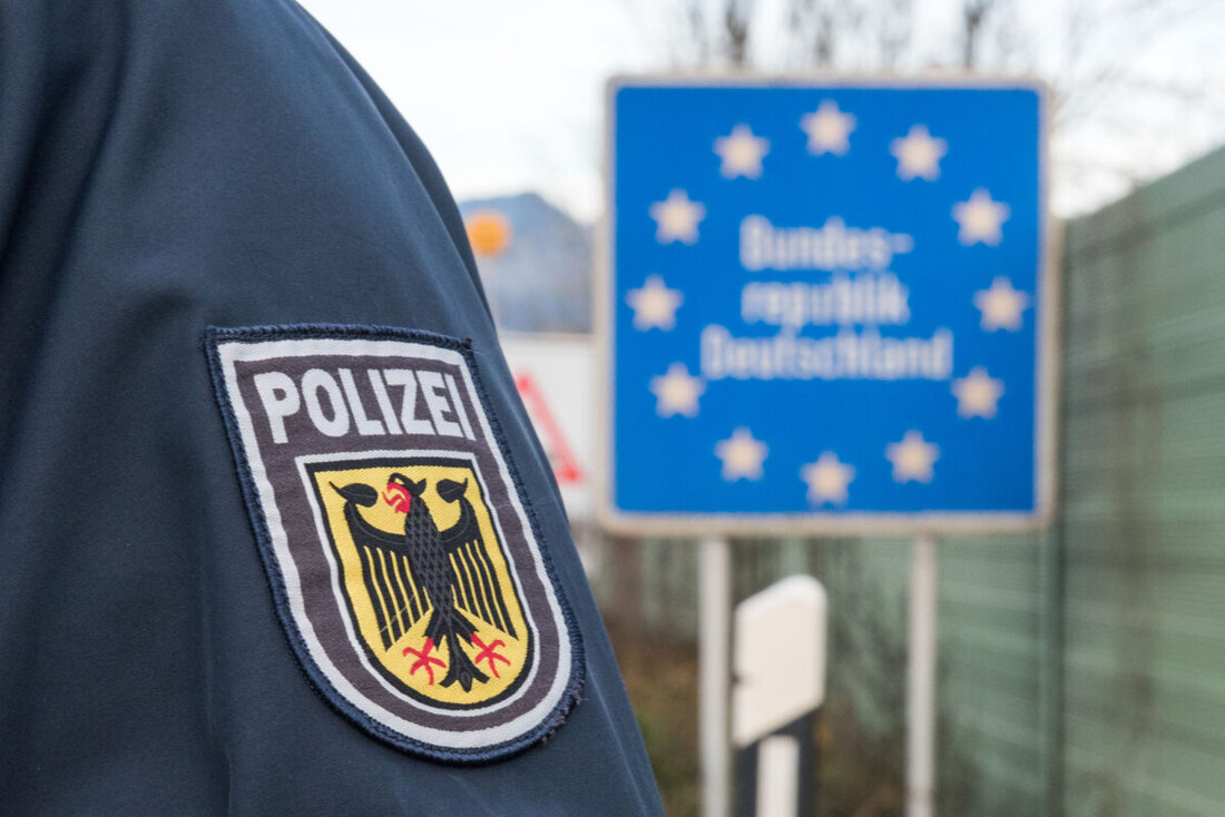 Mähring. Bei einer Grenzkontrolle fanden Beamte verbotene Böller und zwei Elektroschocker. Betroffen waren drei Jugendliche im Alter von zwölf, 13 und 14 Jahren; zudem stoppt die Polizei Drogenfahrten im Raum Waldsassen.