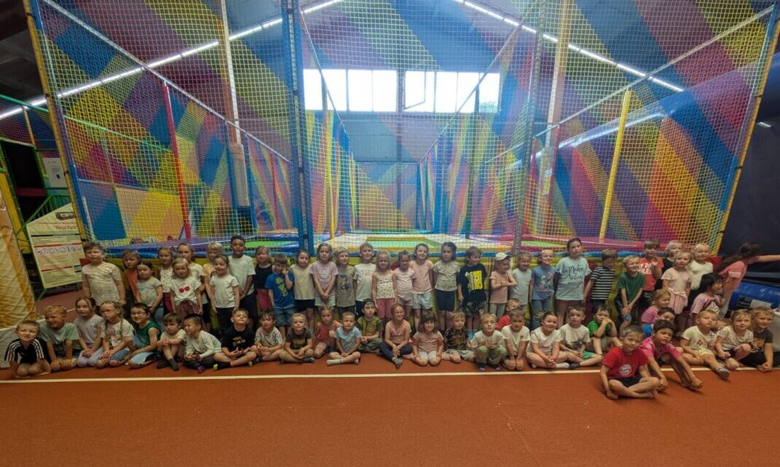 Waldthurn. Kinder der Kindertagesstätte St. Josef trafen im MegaFun in Grafenwöhr auf ihre Freunde aus Hostau und erlebten einen fröhlichen Tag voller Spiel, Liedern und Toben. Freundschaften wachsen über Grenzen hinweg.