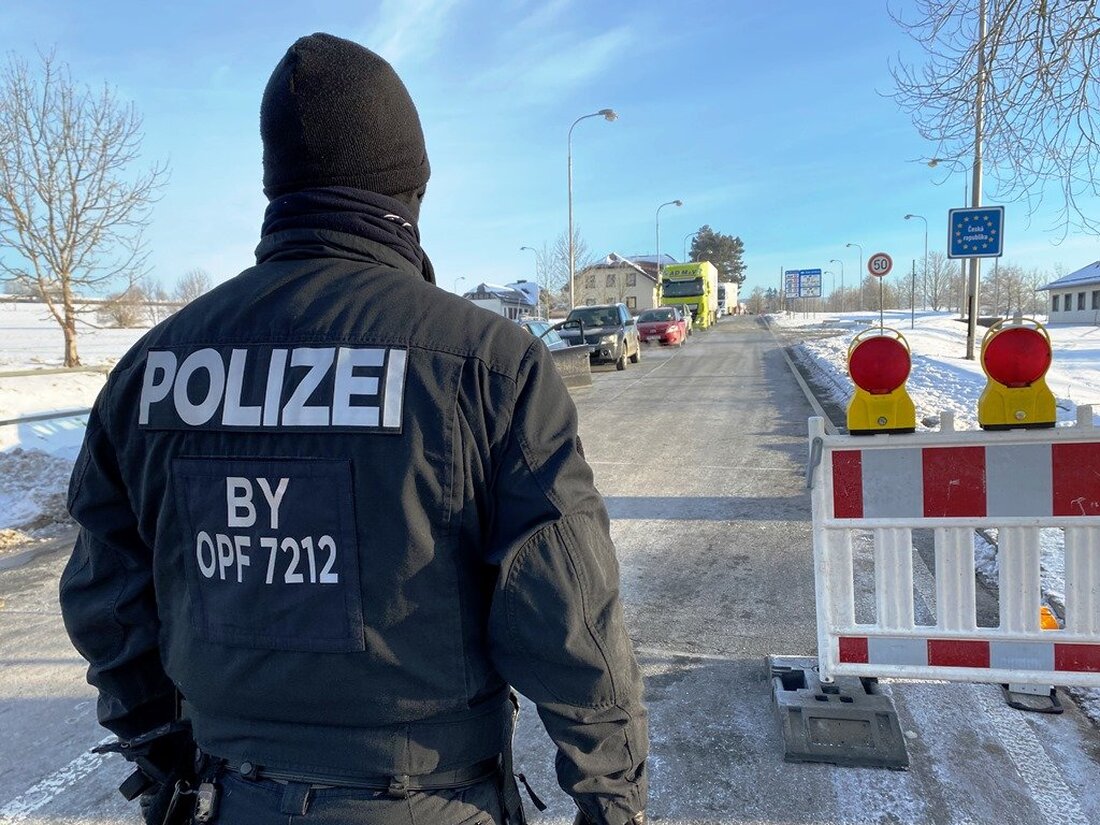 Weiden. Angehalten wurde der Mann eigentlich, weil er sein Mobiltelefon während der Fahrt benutzt hatte. Doch die Beamten bemerkten ein noch schlimmeres Vergehen.