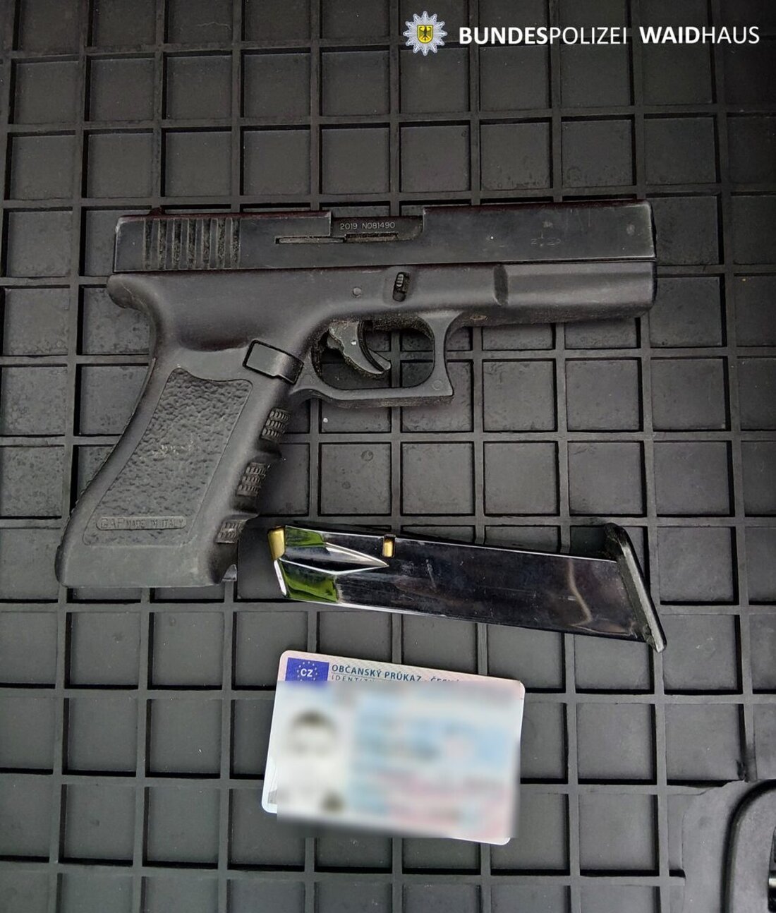 Waidhaus. Bei Grenzkontrollen an der Autobahn A6 stellten Bundespolizisten eine verbotene Schreckschusspistole samt Magazin sicher und leiteten ein Verfahren ein. Ein 38-jähriger Tscheche war ohne Waffenschein unterwegs.
