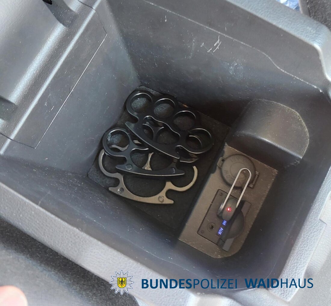 Waidhaus. Bundespolizisten stoppten an der Grenze ein Auto und sicherten drei Schlagringe, eine verbotene Packung Böller der Kategorie F vier und ein Reizstoffsprühgerät. Gegen die beiden Insassen läuft nun ein Ermittlungsverfahren.