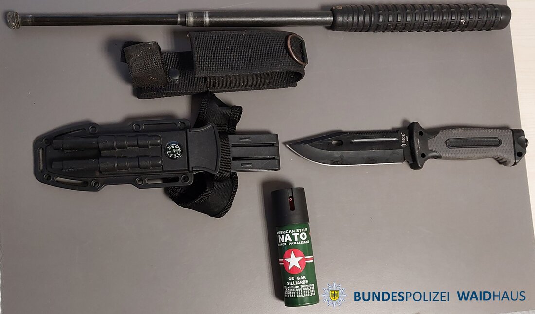 Waidhaus. Bei Grenzkontrollen auf der A6 stellten Bundespolizisten am 7. Oktober drei Waffen in einem Auto eines 48-jährigen Rumänen sicher. Gegen ihn läuft ein Ermittlungsverfahren wegen Verstößen gegen das Waffengesetz.