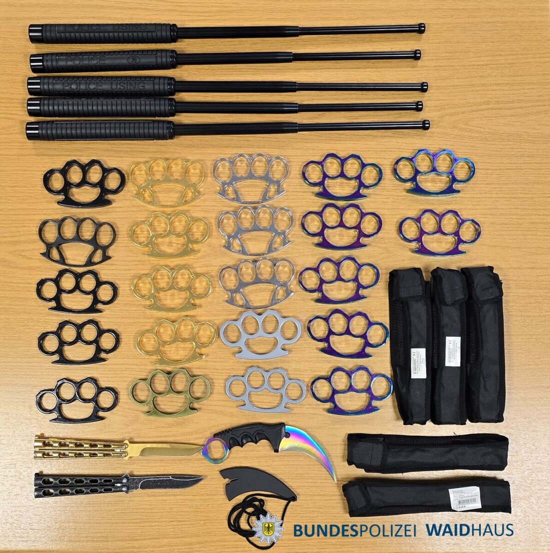 Waldsassen. Die Bundespolizeiinspektion Waidhaus hat am Mittwoch bei einer Grenzkontrolle 30 Waffen entdeckt. Beamte leiteten daraufhin ein Ermittlungsverfahren wegen Verstößen gegen das Waffengesetz ein und beschlagnahmten die Gegenstände. 