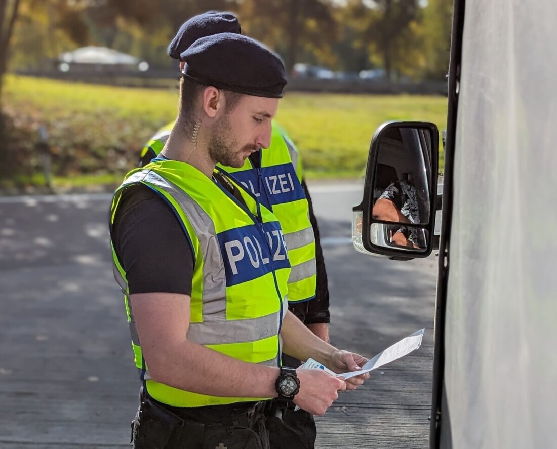 Sulzbach-Rosenberg. Eine Streife stoppt auf dem Dultplatz ein auffällig fahrendes Auto. Am Steuer sitzt die 58-jährige Ehefrau ohne Fahrerlaubnis; der 49-jährige Halter gibt privat eine Fahrstunde, nun drohen Anzeigen.